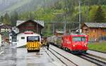 Bei strömenden Regen durchfährt die HGe 4/4 II 109 am 07.05.2024 mit dem Güterzug von Zermatt nach Visp den Bahnhof St. Niklaus