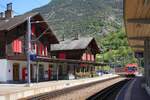 Am 09.05.2024 fhrt der ABDeh 4/10 2013 der Matterhorn-Gotthard-Bahn im Bahnhof Stalden ein