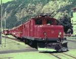 Ein Bild von der fast gleichen Fotostelle wie Tobias Bilder: Glacier Express mit BVZ HGe 4/4 I N 12 in Brig am 31. Juli 1983. Damals (und bis zum 8. Dez 2007) machten die Glacier Express-Zge in Brig eine Spitzkehre und fuhren ber Naters Richtung Goms.
(Gescanntes Foto)