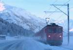 Gepcktriebwagen 53 (?) mit dem R 526 (Visp-Gschenen9 kurz vor Andermatt im morgendlichen Nebelfeld 29.12.10