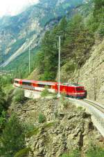 MGB BVZ 1.Klasse GLACIER-EXPRESS B 902 von Zermatt nach St.Moritz am 10.06.1995 auf Faulkinn-Brcke II und I mit Zahnrad-E-Lok HGe 4/4II 3 - FO AS - AS - FO AS. Hinweis: BVZ und FO-Fahrzeuge noch in alter Lackierung!
