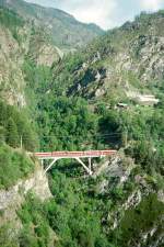 MGB BVZ SCHNELLZUG 100 GLACIER-EXPRESS A von Zermatt nach Disentis am 21.05.1997 auf Mhlebach-Viadukt mit Pendelzug Steuerwagen voraus Bt 2252 - B 2282 - AD 2077 - Zahnrad-E-Lok HGe 4/4 II 1 - FO B 4267 - FO BR 4296 - B 2287. Hinweis: BVZ und FO-Fahrzeuge noch in alter Lackierung
