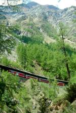 MGB BVZ REGIONALZUG 137 von Brig nach Zermatt am 02.08.1994 zwischen Tsch und Zermatt in der Tschwang-Galerie mit Zahnrad-Gepcktriebwagen Deh 4/4 21 - A 2072 - B 2281 - Bt 2253.