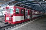 Der Pendelzug  Visp  in der neuen Bahnhofshalle von Tsch (15.3.2010).