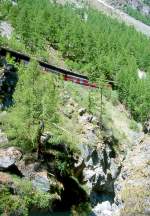 MGB BVZ PENDELZUG 61 von Tsch nach Zermatt am 23.05.1997 in der Tschwanggalerie mit Zahnrad-Triebwagen BDeh 6/6 2031 - BDk 2236 - BDkt 2231.