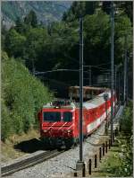 HGe 4/4 mit Regionalzug 229 nach Zermatt, kurz vor St.Niklaus.
(11.08.2012)
