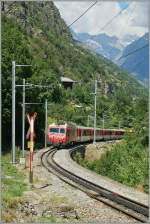 Die MGB HGe 4/4 erreicht mit ihrem Regionalzug nach Zermatt in Krze Stalden.