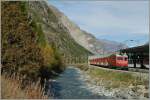 Der MGB Zug 246 beim Halt in Tsch.