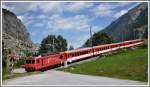 R233 mit der HGe 4/4 II 5  Mount Fuji  auf Bergfahrt Richtung Zermatt. Seit dem riesigen Bergsturz von 1991 bei Randa gibt's hier ein kurzes Gegengeflle/Steigung fr die MGB und die Strasse, um das Gebiet des Schuttkegels im Hintergrund in sicherem Abstand zu Umfahen. (04.08.2013)