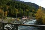 Ein Zermattshuttle im herbstlichen Mattertal.