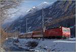 Obwohl die  Kometen  den Verkehr dominieren, sind von den schätzungsweise sieben Umläufen Zermatt nach Visp bzw. Fiesch mindestens zwei durch HGe 4/4 Pendelzüge abgedeckt, welche mit ihrem Glacier Express-Wagen einen zusätzlichen Komfort bieten.
hier verlässt der Zug 225 einen nur im Winter bedienten  Parkplatzhalt  bei Täsch.
28. Jan. 2015