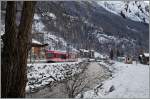 Ein  Komet  verlässt als Zug 323 Fisch - Zermatt den Bahnhof Täsch. 
28. Jan. 2015