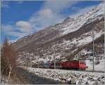 Im überraschend schneearmen Mattertal fäht ma 28. Jan 2015 eine MGB HGe 4/4 II mit ihrem Zug bei Täsch Richtung Zermatt. 
