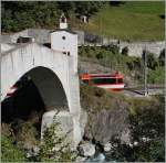 Ein MGB Komet auf der Fahrt Richtung Visp verschwindet unter der alten Brücke bei Neubrück.