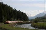 An der Reuss entlang -    Regionalzug der Matthorn-Gotthard-Bahn zwischen Hospental und Andermatt.