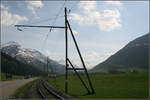 Die Schönheit hölzerner Oberleitungsmasten -    Matterhorn-Gotthard-Bahn westlich von Andermatt.