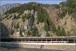 Geschützt -

... vor Steinrutschungen und Lawinen: Ein Zug der Matterhorn-Gotthard-Bahn auf der Schöllenenbahn in einem Galerieabschnitt bei Andermatt.

10.05.2008 (M)