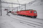 Matterhorn Gotthard Bahn auf dem Oberalppass in Fahrtrichtung Andermatt