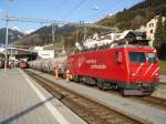 Eine Lok der Matterhorn-Gotthard-Bahn mit einem Kesselwagen gterzug im Bahnhof Disentis/Muster´.