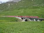 Die Deh 4/4 II 91 (im  Sandwich ) mit ein Regio-Zug aus Andermatt nach Brig, Hier zwischen Realp und Hospental, 17-06-2013