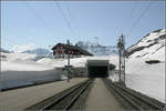 Schnee am Oberalppass -    Station Oberalppass der Matterhorn - Gotthardbahn mit dem dortigen Tunnelportal.