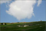 Unter der Wolke, aber im Sonnenlicht und ohne Schnee -

... senkt sich ein Glacier-Express unterhalb Nätschen kurz nach der oberen Kehre hinab in Richtung Andermatt.

11.05.2008 (M)

