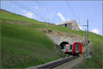 Hinein in den Berg -    Der Glacier-Express verschwindet im oberen Kehrtunnel zwischen Andermatt und Nätschen.