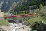 Über die schräge Brücke -    Der Regionalzug von Andermatt befindest er sich auf der schrägen Bogenbrücke über die Reuss kurz vor dem Bahnhof Göschenen.