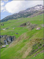 Querung eines kleinen Taleinschnittes -

... am Hang oberhalb von Andermatt, hier als Übersichtsbild. Der Zug in Richtung Nätschen befindet sich kurz vor der dritten Kehre von unten gezählt. Kurz vorher hat der die Passtraße überquert, im Bild links.

23.05.2008 (M)
