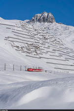 MGB HGe 4/4 II 104 mit Regio Disentis - Andermatt am 10. Januar 2021 zwischen Oberalppass und Nätschen.
