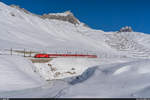 MGB HGe 4/4 II 104 mit Regio Disentis - Andermatt am 10. Januar 2021 zwischen Oberalppass und Nätschen.
