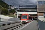 In Fiesch wurde der Bahnhof einige Hundert Meter weiter nach Osten versetzt und befindet sich nun direkt bei der der Luftseilbahn, was das Umsteigen sehr erleichtert. Da man wie solchen Bauten sehr grosszügig Beton verwendet, fehlt dem neuen Bahnhof von Fiesch jeder Ansatz einer gemütlichen Landstation und man ist froh, in den Zug einzusteigen und wegzufahren, selbst mit einem  Komet .

19. Oktober 2023