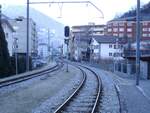 Die MGB nahm in Brig am 4. Dezember 2007 die neue Osteinfahrt in Betrieb. Die alte Linienführung über Naters wurde aufgegeben. Hier sehen wir die Ausfahrt aus dem Bahnhof Naters Richtung Brig am 18. Dezember 2007. Das Ausfahrsignal steht noch, ist aber dunkel.