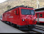MGB - HGe 4/4 102  vor Glacier Express Ausnahmsweise im Geleise 4 im MGB Bahnhof Brig am 18.02.2024