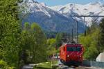 Mit dem Panorama-Express von Zermatt nach St. Moritz windet sich die HGe II 106 der Matterhorn-Gotthard-Bahn am 11.05.2024 durch Fiesch