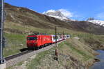  Lok 102 der Matterhorn Gotthard Bahn ist hier am 19.05.2025, aus Richtung Oberalppass kommend, auf halbem Weg zum Haltepunkt Nätschen und weiter zum Bahnhof Andermatt unterwegs.