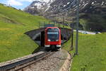 Ein moderner Elektrotriebwagen der Matterhorn Gotthard Bahn verlässt hier am 19.5.2025 oberhalb von Andermatt einen Kehrtunnel auf dem Weg in Richtung Disentis.