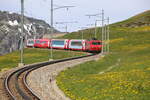 Lok 102 hat mit dem Glacier Express am 19.5.2025 gerade den Bahnhof Nätschen verlassen und ist nun auf Talfahrt in Richtung Andermatt.