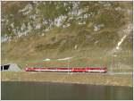 Deh 4/4 23 f�hrt in die Lawinenschutzgalerie auf dem Oberalppass ein.