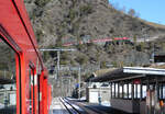 Grengiols: wir warten auf den Gegenzug, der sich auf dem Zahnstangenabschnitt kurz vor dem Bahnhof befindet.