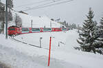 Freitag den 20.02.2026 um 13:59 Uhr in Andermatt (UR). Aus Richtung Oberalppass kommt soeben ein Glacier Express gefahren. Er befindet sich unmittelbar vor der Einfahrt zum Meterspur MGB (Matterhorn Gotthard Bahn) Bahnhof Andermatt. Dieser Zug verkehrt als PEGEX mit der Zugnummer 903 von St. Moritz (GR) Abfahrt um 08:38 Uhr nach Zermatt (VS) Ankunft um 17:07 Uhr. In Andermatt hat dieser Zug einen Aufenthalt von 13:58 Uhr bis 14:08 Uhr. Der Zug besteht aus folgendem Rollmaterial; Lokomotive: MGB HGe 4/4 II Nr. 103 mit dem Wappen der Stadt Chur (Marcau da Cuera), Wagen: 1. Wagen 2. Kl. Nr. 26 = RhB Bp 2535, 2. Wagen 2. Kl. Nr. 25 = MGB Bp 4067, 3. Wagen 1. Kl. Nr. 24 = MGB Ap 4043, 4. Wagen Speisewagen (Nr. 23) = MGB WRp 3833, 5. Wagen 1. Klasse Nr. 22 = MGB Api 4040, 6. Wagen Excellence Class Nr. 21 = MGB Aps 4046. Koordinaten GMS (Grad, Minuten, Sekunden): N 46° 38’ 15.9’’ O 8° 35’ 45.5’’