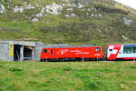 Lok HGe 4/4 f�hrt mit dem Glacier-Express nicht nur in die Schutzgalerie ein, sondern symbolisch auch in den Kanton Uri.