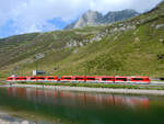 Malerischer geht's nicht: R45 von Andermatt nach Disentis hat soeben die Zahnstangenstrecke verlassen und f�hrt dem Oberalpsee entlang in Richtung Oberalppassh�he (2033 m�M), 7.8.2026