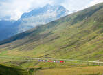 Luxuszug in grossartiger Landschaft: Glacier-Express f�hrt von N�tschen bergw�rts in Richtung Oberalppass. Das Foto wurde vom Wanderweg aus aufgenommen. Oberalppass, 7.8.2026