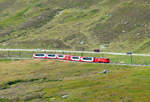 Der Glacier-Express schl�ngelt sich zwischen N�tschen und Oberalppass bergw�rts. Das Foto wurde vom Wanderweg aus aufgenommen. Oberalppass, 7.8.2026