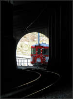 Zug am Ende des Tunnels -

Die Schöllenenbahn zwischen Andermatt und Göschenen fährt meist in Galerien oder Tunnels. Dieser Zug hat von Andermatt kommend die offene Strecke im Bereich der Teufelsbrücke erreicht. Blick in Richtung Göschenen. 

12.05.2008 (J)