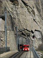 Die Steilstrecke ist gleich geschafft - 

Ein Regionalzug aus Göschenen kommt aus dem Tunnel im Bereich der Teufelsbrücke. 

12.05.2008 (J)