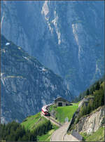 Die blaue Wand -

Im Hintergrund die gewaltigen Felswände der Schöllenenschlucht. Der Zug befährt allerdings nicht die Strecke durch die Schlucht, sondern befindet sich auf dem Weg vom Oberalppass herunter nach Andermatt. 

23.05.2008 (J)