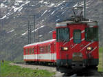 Ungehindertes Fotografieren noch möglich - 

Ein Vorteil dieser älteren Züge auf der Matterhorn Gotthardbahn sind die zu öffnenden Fenster. Bei den Glacier-Express-Zügen und den neuen Triebwagen (die zwischen Brig und Zermatt) eingesetzt werden ist dies leider nicht mehr möglich. Der Reisende nutzt hier diesen Vorteil zum Fotografieren. Die Kamera schient auf den Haltepunkt Nätschen gerichtet zu sein, wo sich gerade zwei Glacier-Express-Züge begegnet sind. In relativ kurzem Abstand folgte dieser Regionalzug dem bergwärts fahrenden Glacier-Express, so dass sich drei Züge um den Haltepunkt Nätschen angesammelt hatten. 

23.05.2008 (J)