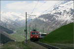 Nur ein Teil der Steigung ist bisher geschafft -    Glacier-Espress an der dritten Kehre oberhalb von Andermatt.